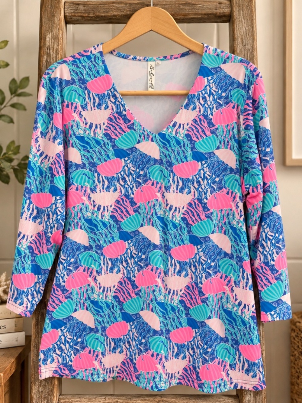Lulu-B Tropical Jellyfish V-Neck, 3/4 Length Sleeve Top, Size Large